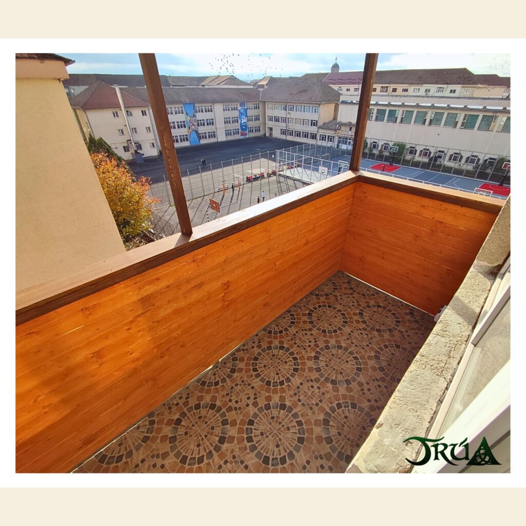 11 Balcon placat cu lambriu de rasinos