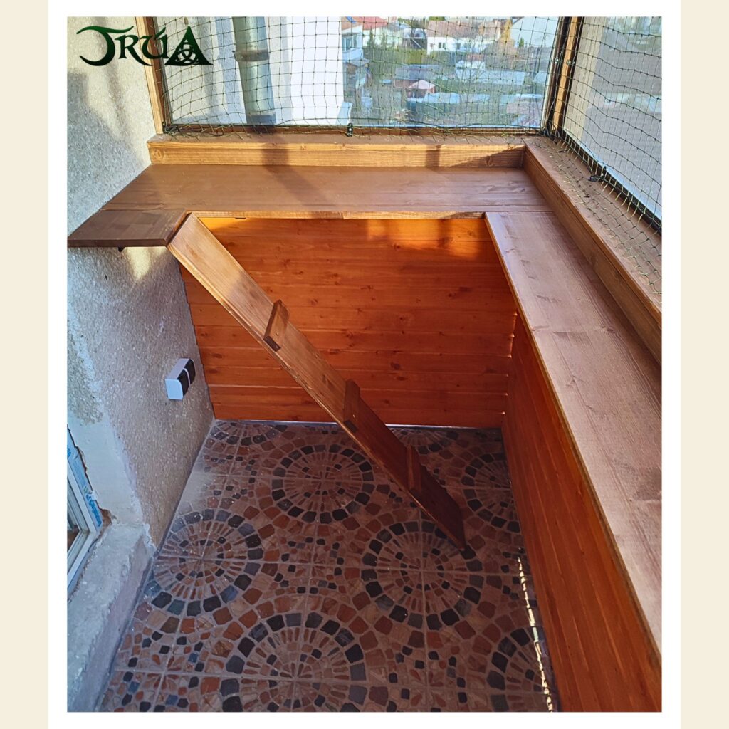 12 Balcon placat cu lambriu de rasinos