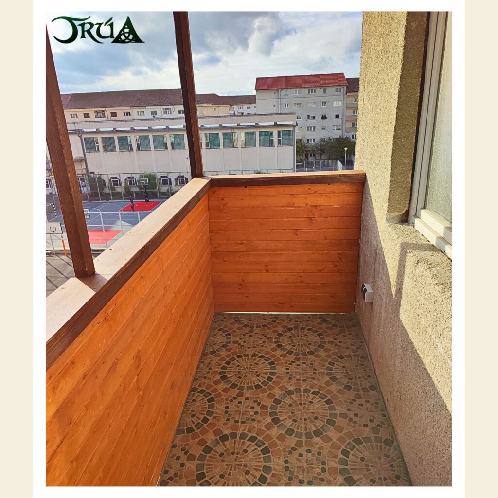 3 Balcon placat cu lambriu de rasinos