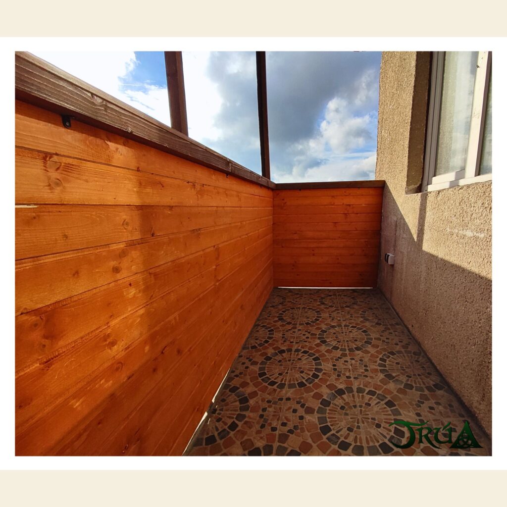 4 Balcon placat cu lambriu de rasinos