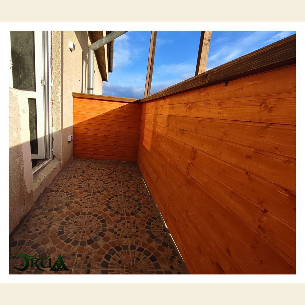 6 Balcon placat cu lambriu de rasinos