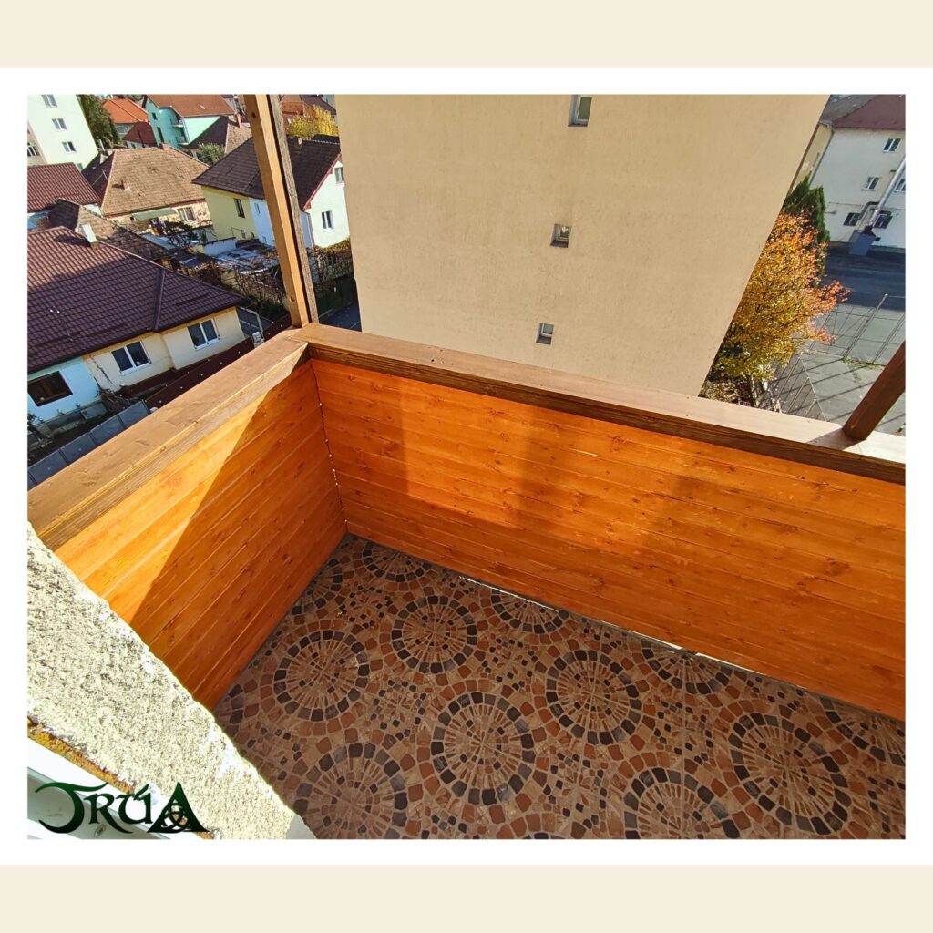 8 Balcon placat cu lambriu de rasinos