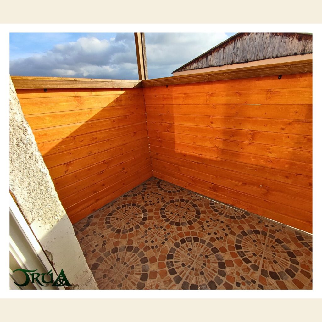 9 Balcon placat cu lambriu de rasinos