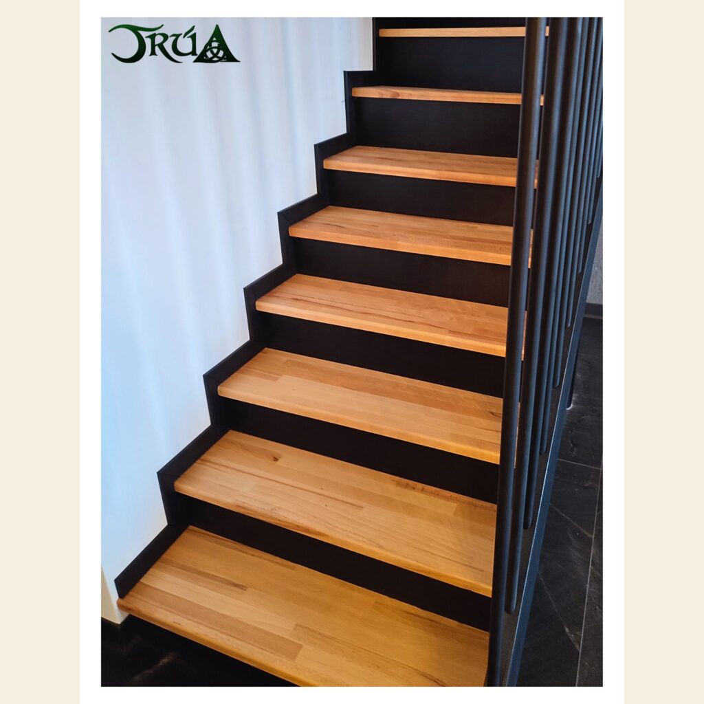 11 – placare cu lemn fag scara pe structura metalica