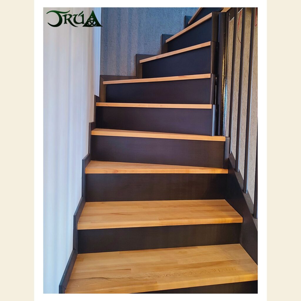 13 – placare cu lemn fag scara pe structura metalica