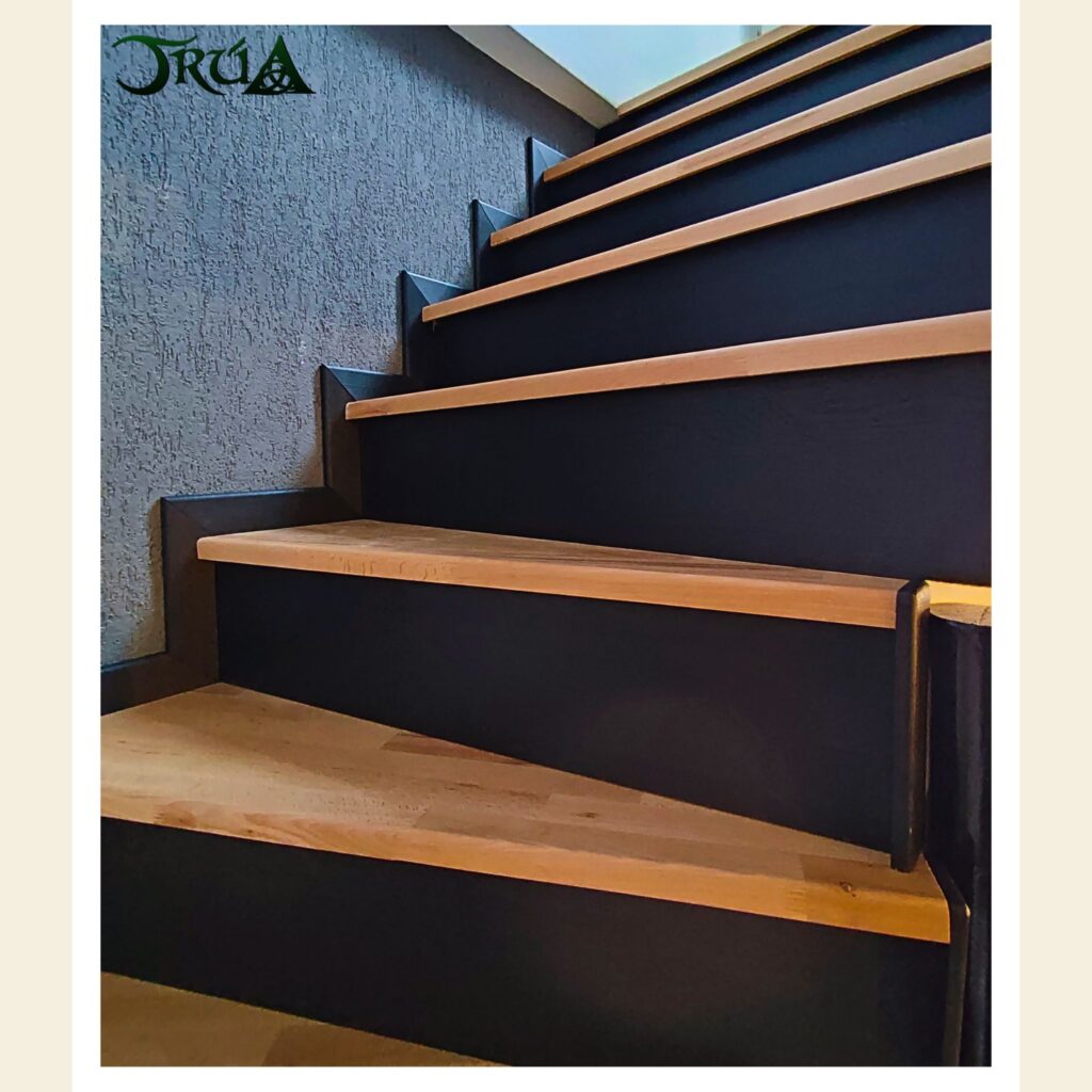 16 – placare cu lemn fag scara pe structura metalica