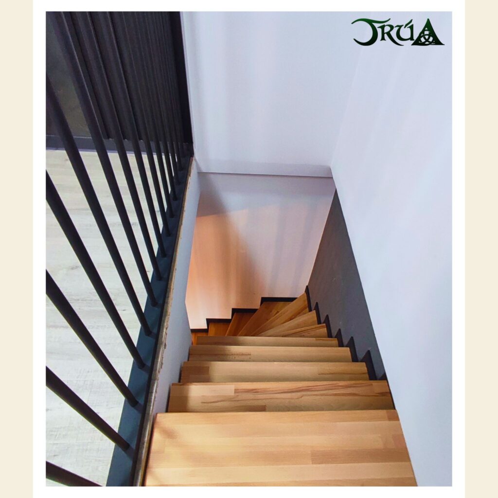 18 – placare cu lemn fag scara pe structura metalica