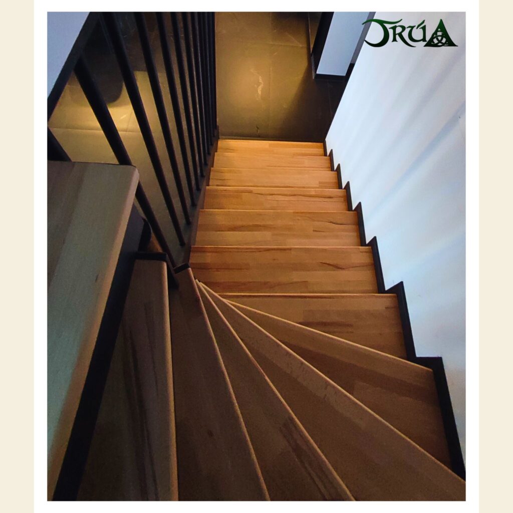 22 – placare cu lemn fag scara pe structura metalica