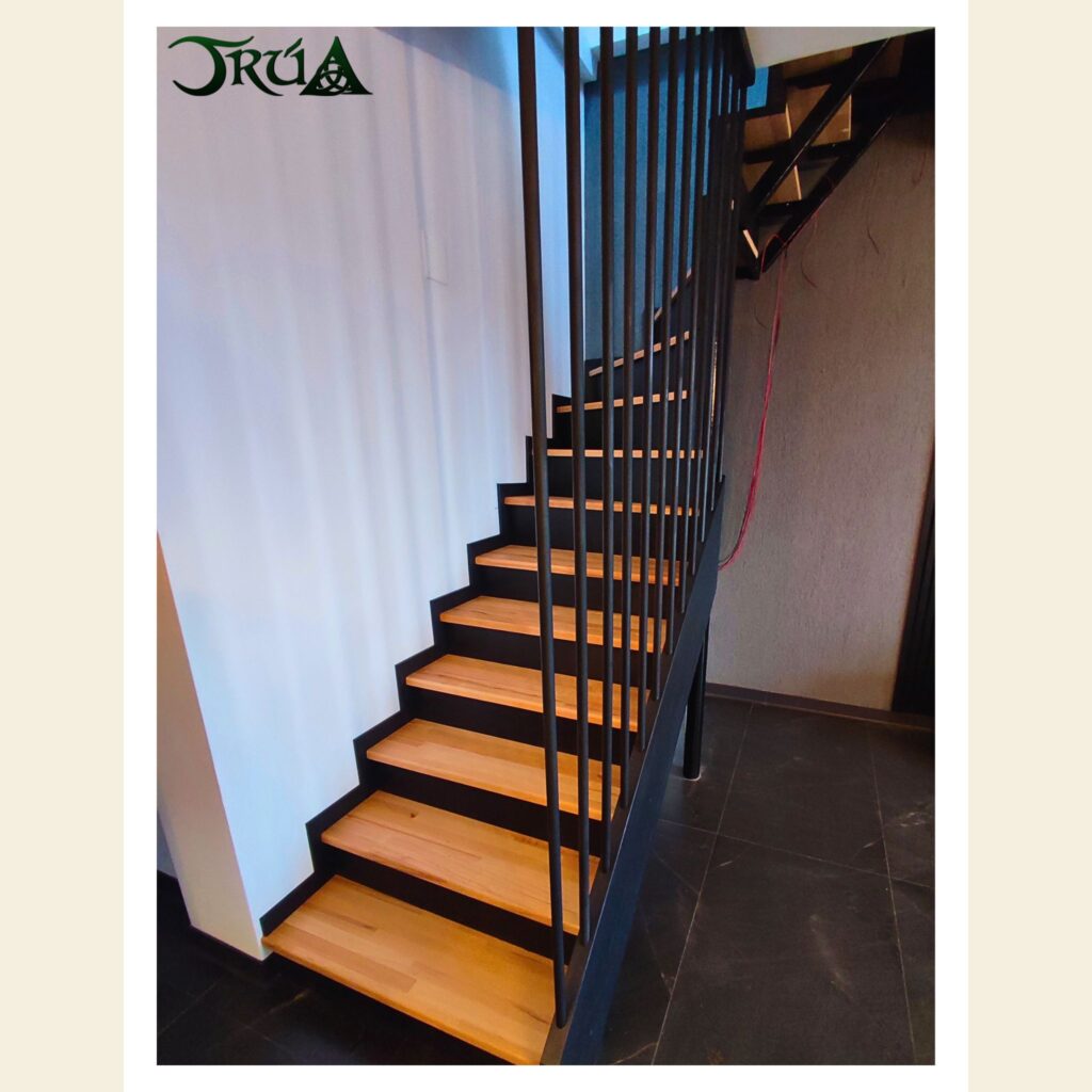 24 – placare cu lemn fag scara pe structura metalica