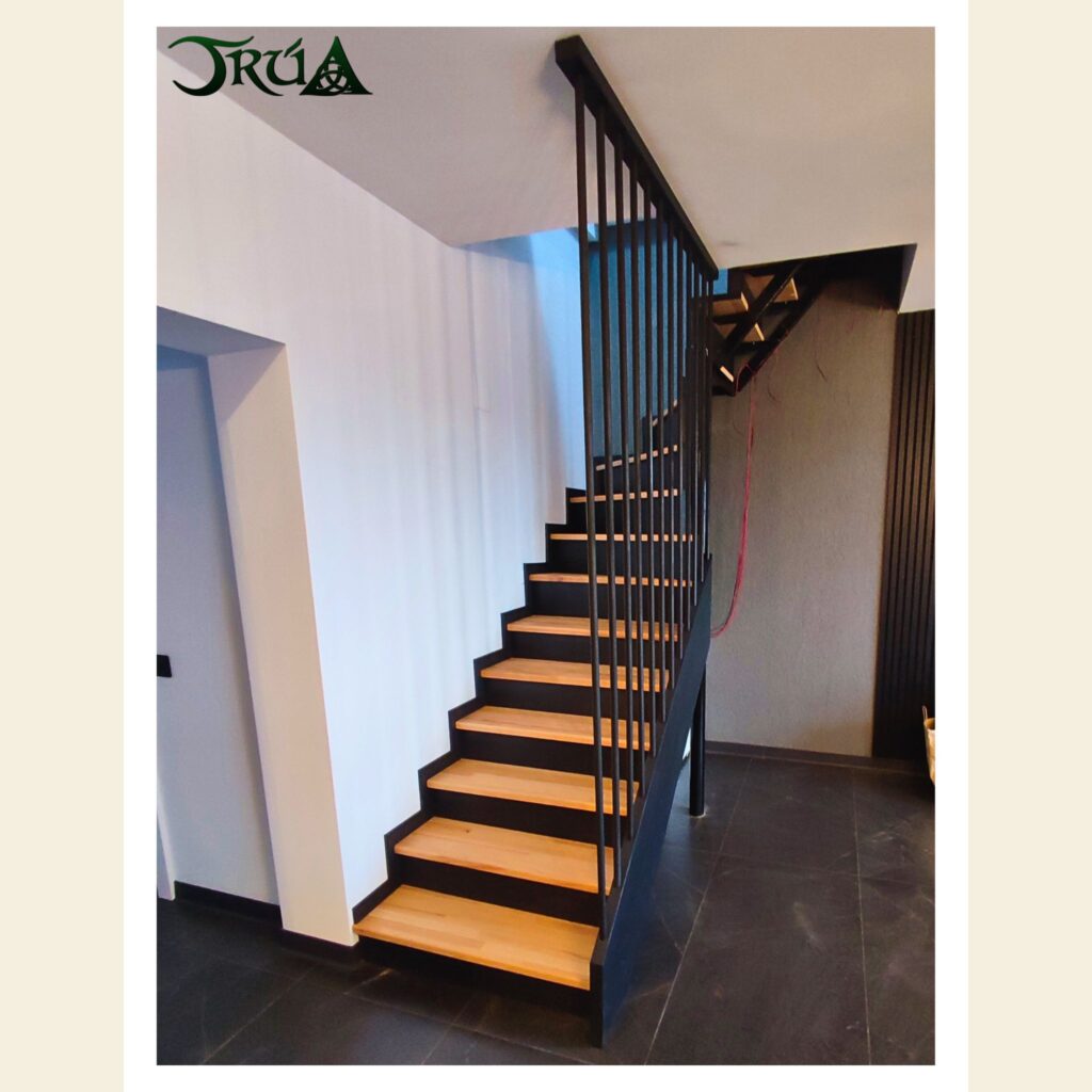 25 – placare cu lemn fag scara pe structura metalica