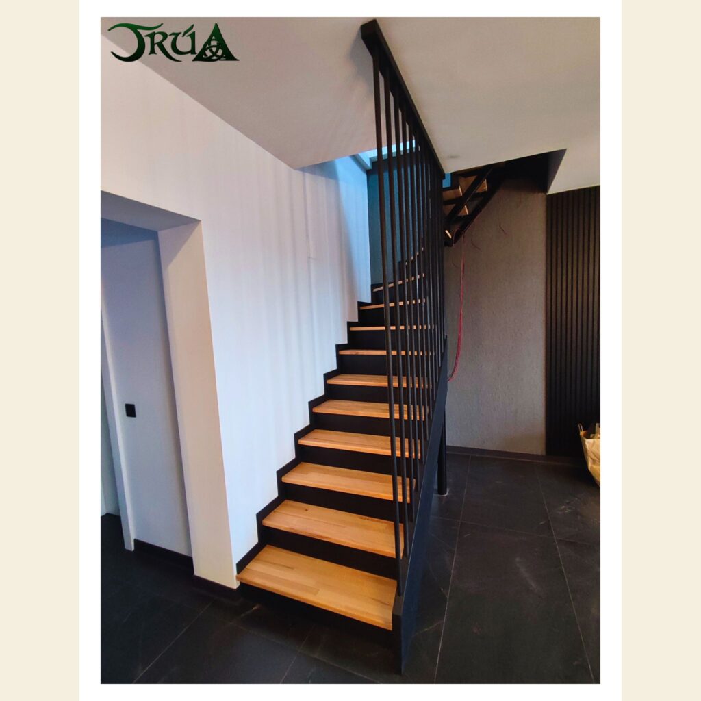 26 – placare cu lemn fag scara pe structura metalica
