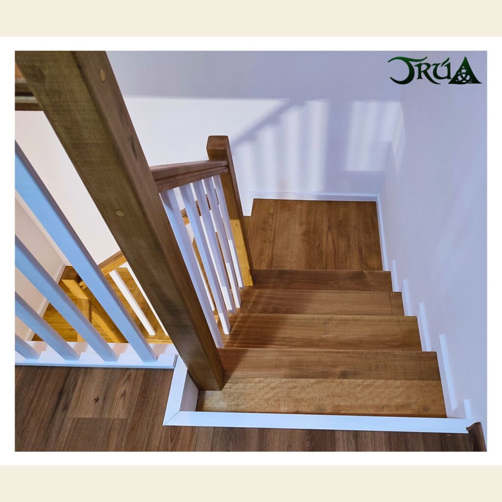 28 – placare scara lemn masiv