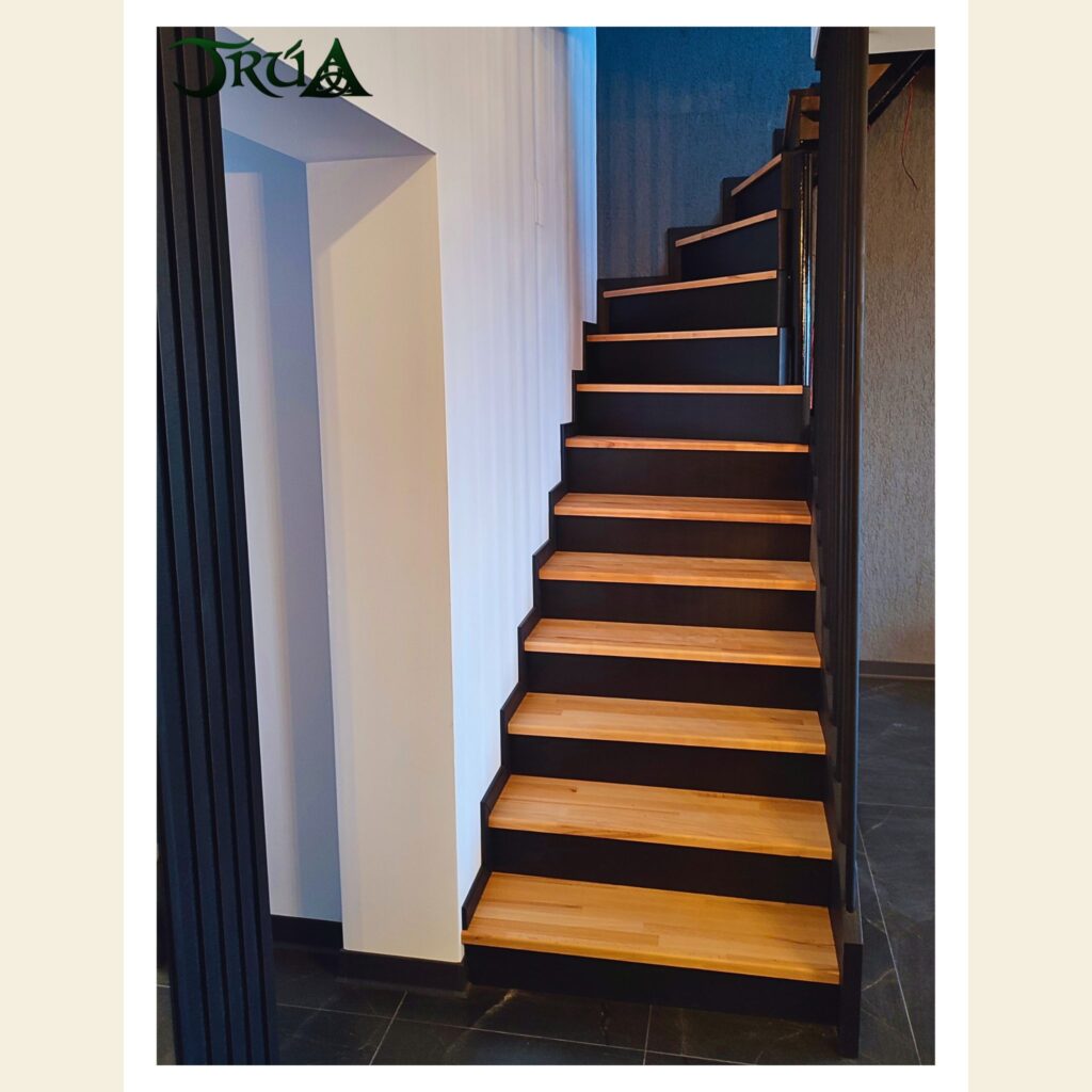 9 – placare cu lemn fag scara pe structura metalica