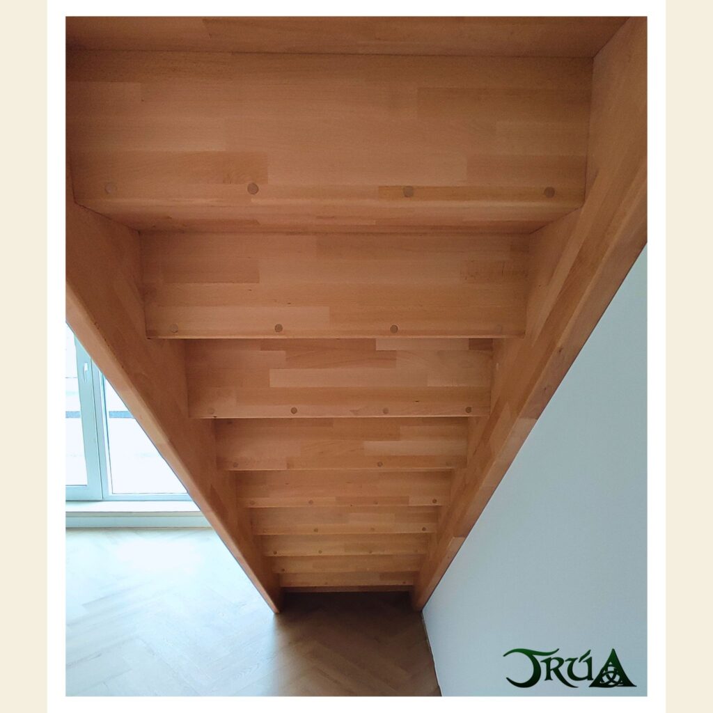 13 scara structura lemn masiv